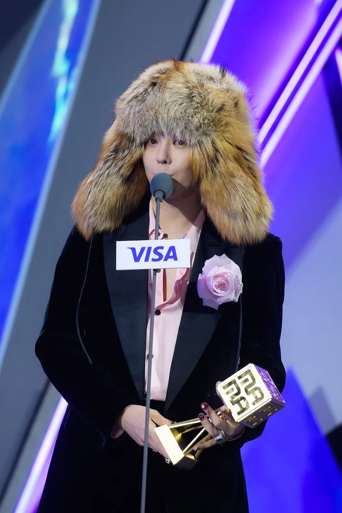 BEST DANCE PERFORMANCE MALE SOLOも受賞したG-DRAGON。ブラックスーツに合わせた小物がさすがのファッショニスタ…!