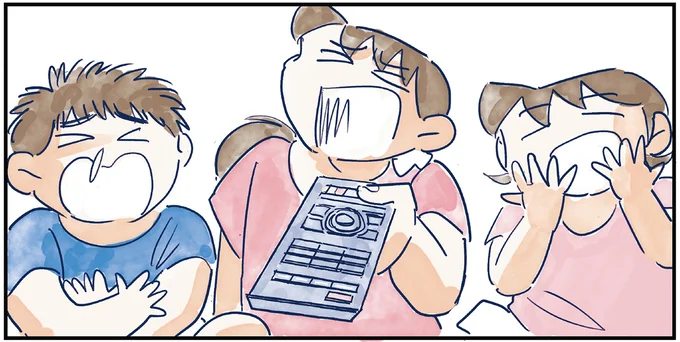 テレビを見て笑っている子どもたち