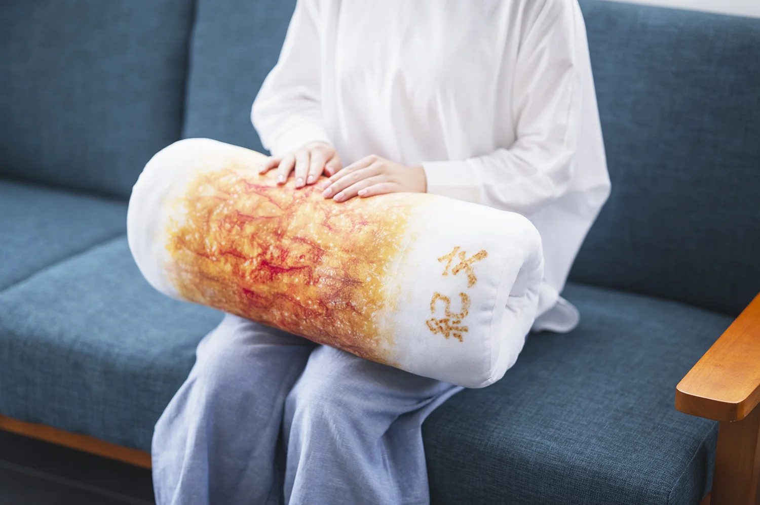 巨大ちくわにSNSも話題騒然！噂の「紀文のおひるねちくわクッション