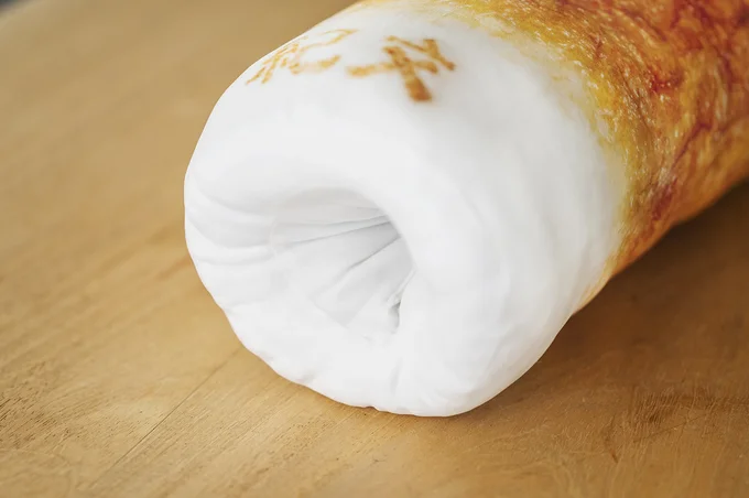 ちくわクッションには穴もしっかりあいてるんです。手を入れても気持ちいい！