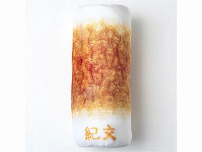 長さ約50cm×直径約20cmのちくわクッションは、まさにちくわのようなビジュアル