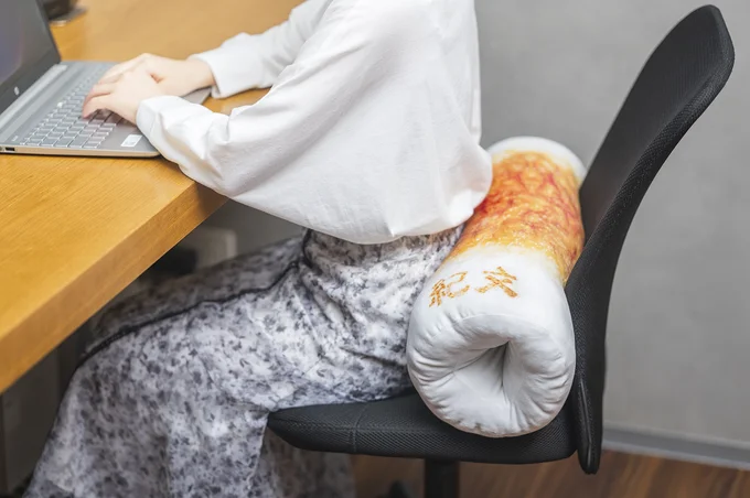 腰の後ろや膝の上に置いて、デスクワークのおともにも！