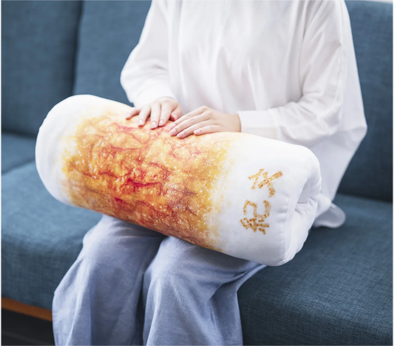 巨大ちくわにSNSも話題騒然！噂の「紀文のおひるねちくわクッション