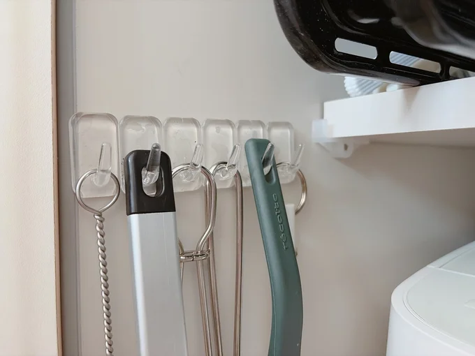 ①小掃除アイテム収納を見直し！　セリアのクリア粘着フックをカップボード下のデッドスペースに貼りつけ 　　▶引きで見ると？