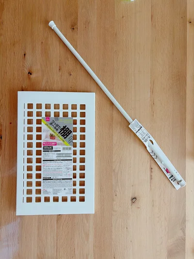 ③カップボード下の引き出し収納を見直し！　　ダイソーのつっぱり棒・つっぱりポール用棚　　▶こちらも活用！