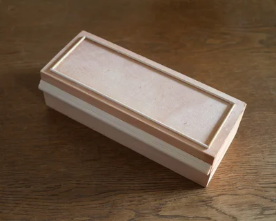 モールディングを箱の幅と同じサイズにカット　　　▶まずはボックス用の飾り木を準備