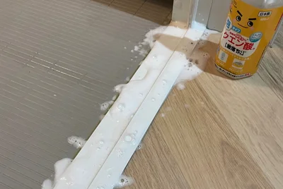 レールとパッキンにクエン酸スプレーをまんべんなく吹きかける　　　▶ここにも注意！