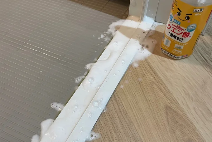 レールとパッキンにクエン酸スプレーをまんべんなく吹きかける ▶ここにも注意!