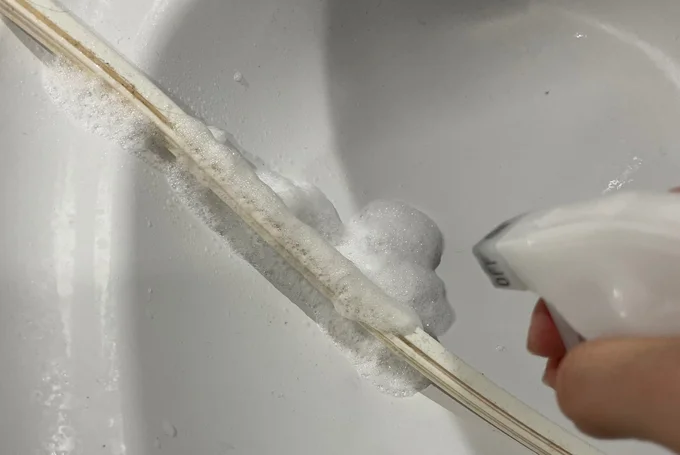 内側も汚れているので、しっかり吹きかけましょう ▶きれいになったら?