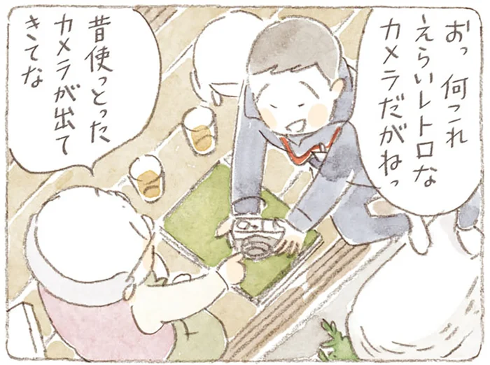 昔のカメラを手にしたじいちゃん。たちまちよみがえる、懐かしい家族の記憶／ねことじいちゃん7（3）