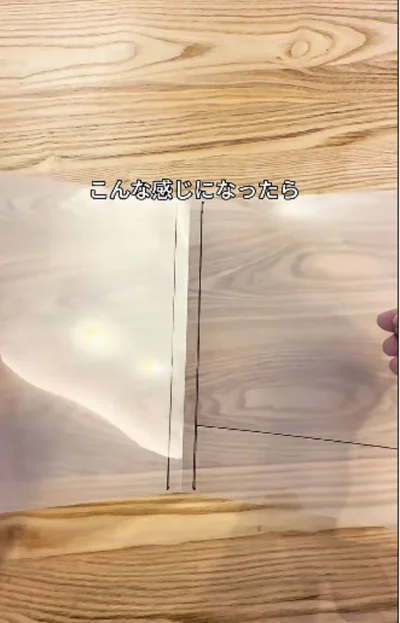 取り出し口のくぼみ部分から5㎝上に半分だけ横線を引く▶ハサミを使って…（⇒次へ）