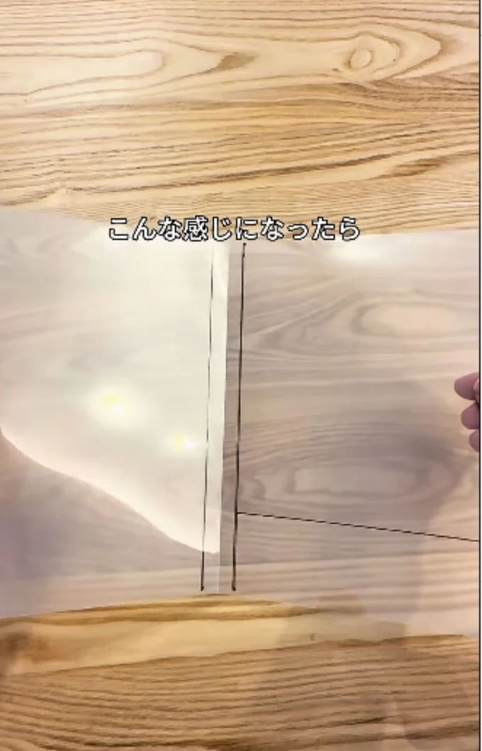 取り出し口のくぼみ部分から5㎝上に半分だけ横線を引く▶ハサミを使って…(⇒次へ)