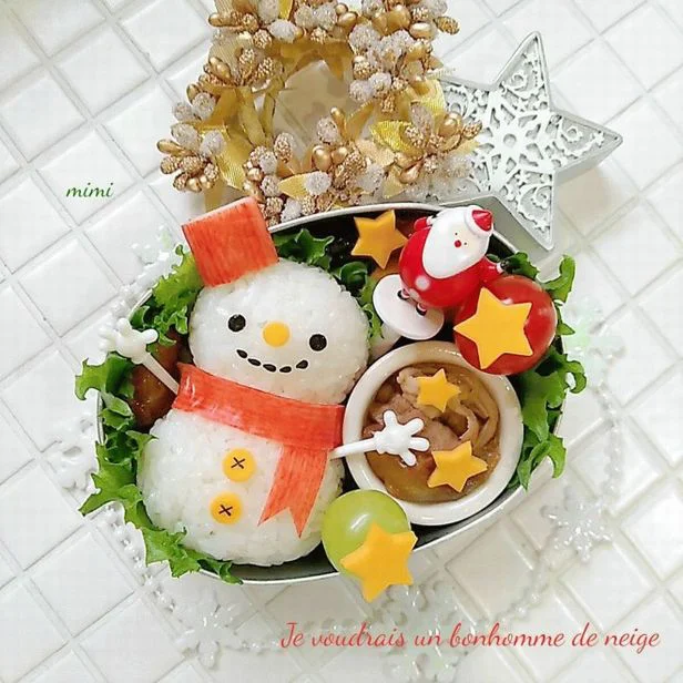 かわいいカニカマ装備で、雪でも暖かそう！　キャラ弁「カニカマが主役の雪だるまちゃん弁当」（投稿者：mimiさん）