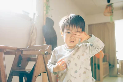 寝起きで眠そうな男の子（⇒次へ）