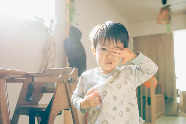 寝起きで眠そうな男の子(⇒次へ)