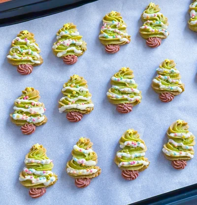 「クリスマスツリークッキー、焼けた姿」▶︎アイシングとアラザンでおめかし♪ お皿に盛ってみると（⇒次へ）