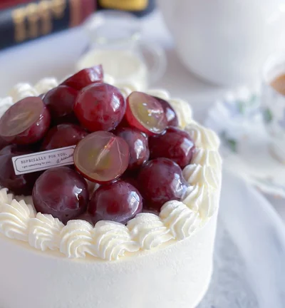 ぶどうがたっぷりのったショートケーキ▶︎キュートなクリスマスケーキも（⇒次へ）