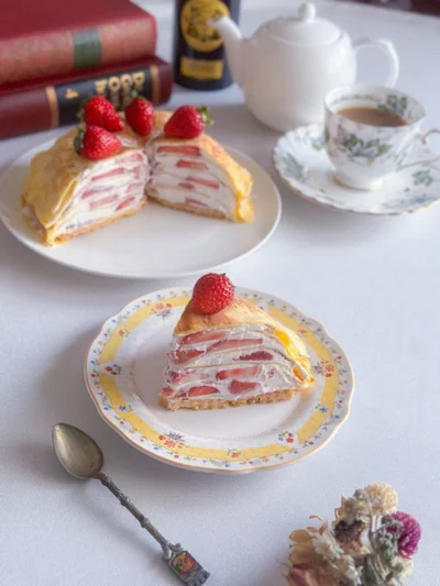 2024年のいちごのミルクレープ。スタイリングのセンスも抜群！▶︎ミルクレープの進化を改めて見てみる（⇒次へ）