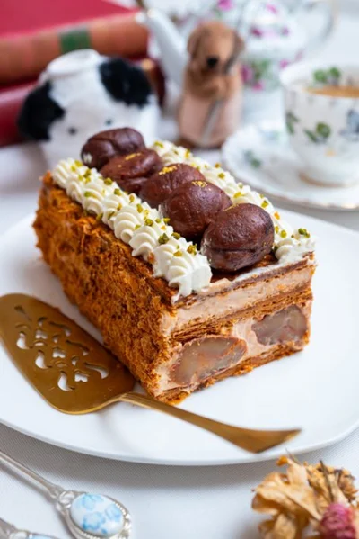 ナポレオンパイの断面にうっとり▶︎次は本物のいちごみたいなスイーツ（⇒次へ）