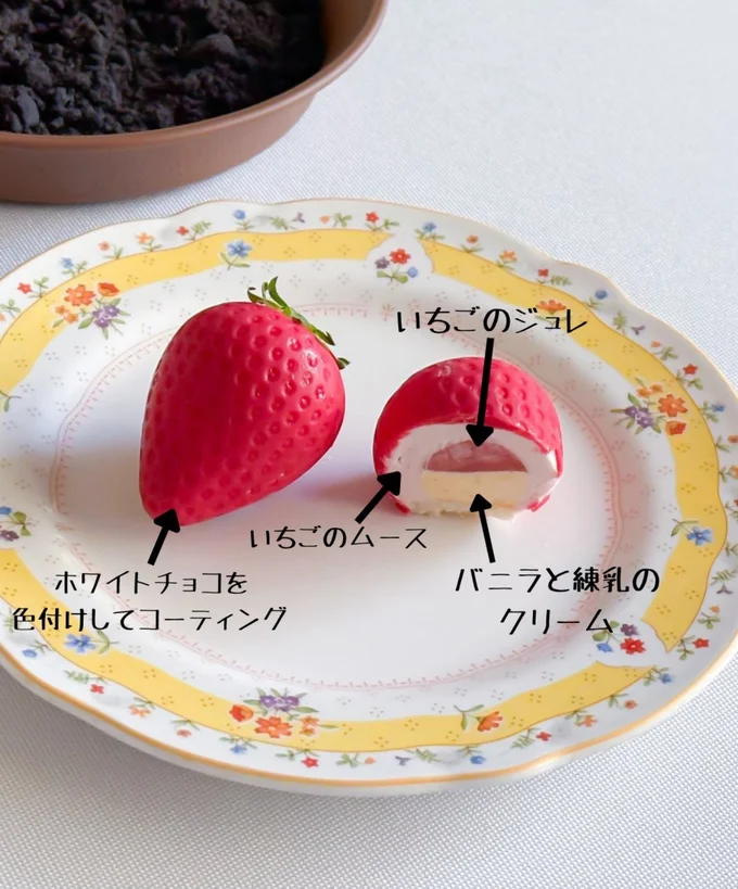 いちごのジュレやバニラと練乳のクリーム入り！なんて丁寧なお仕事！▶︎ミルフィーユがお月さまに？（⇒次へ）