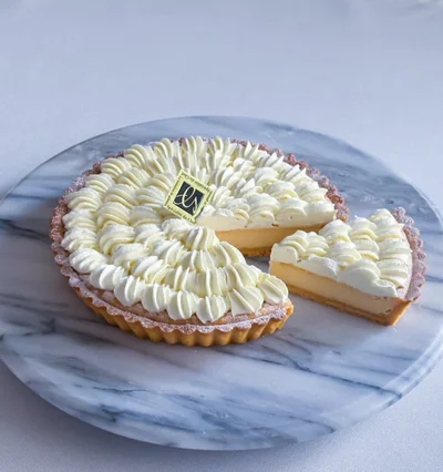 チーズタルト▶︎カットしたタルトを優雅な紅茶とともに（⇒次へ）