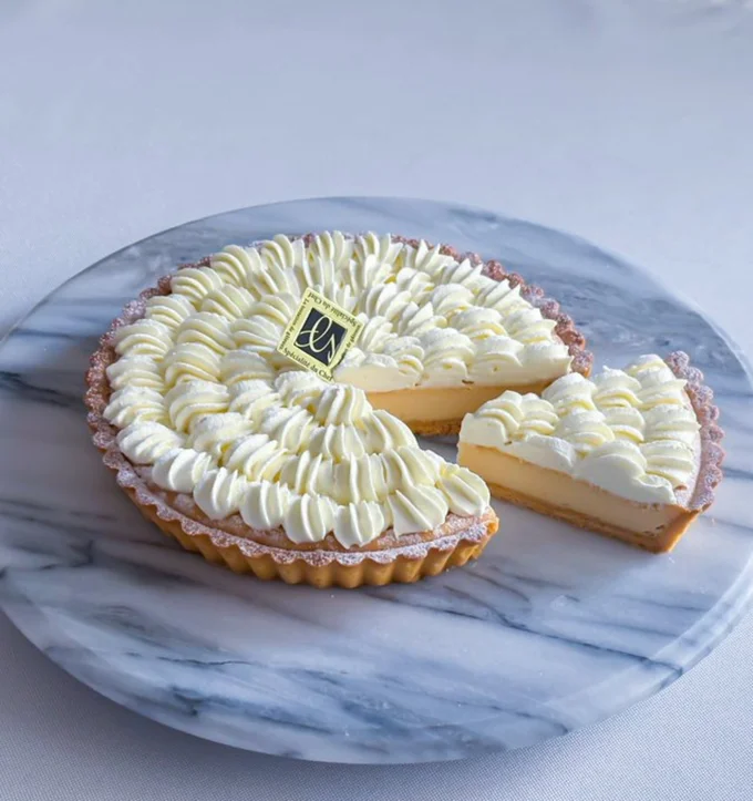 チーズタルト▶︎カットしたタルトを優雅な紅茶とともに（⇒次へ）