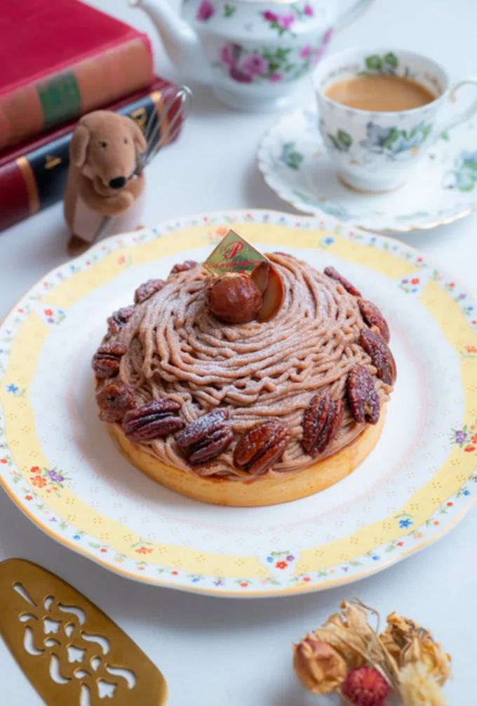 抹茶×栗のモンブランタルト▶︎カットしてみると…（⇒次へ）