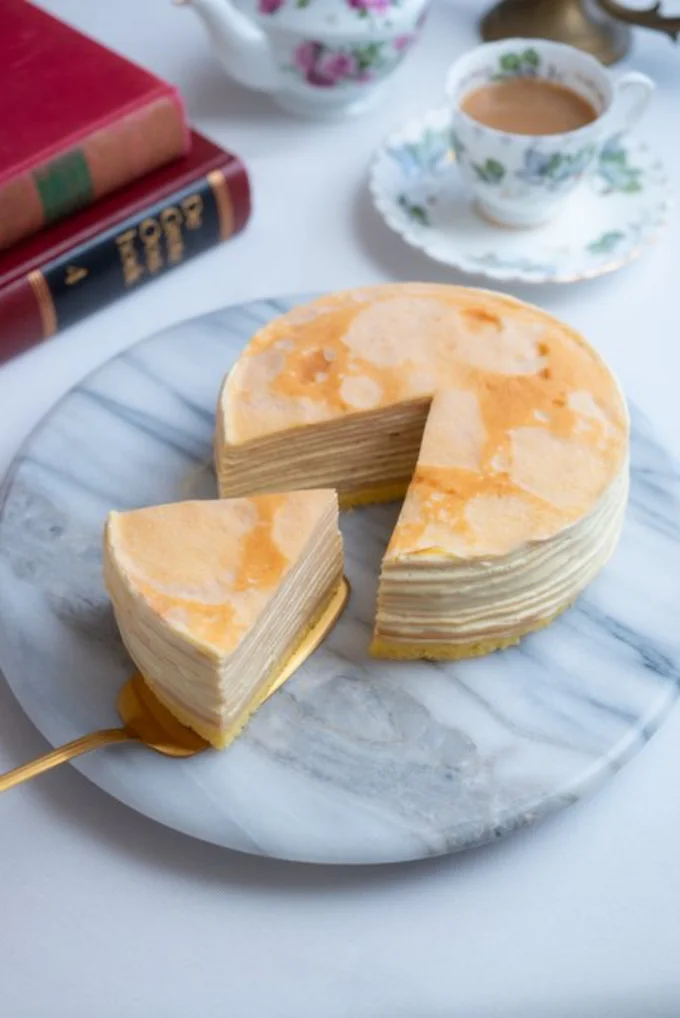 お月さまみたいなミルクレープ▶︎何層になってるの⁉︎（⇒次へ）