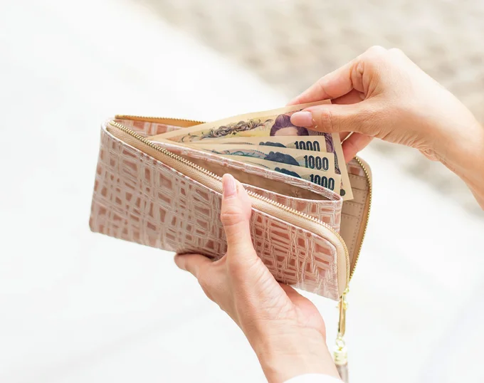 2カ所のお札入れ、18枚収納できるカード入れのほか、硬貨を判別しやすいオープンポケットの小銭入れも便利