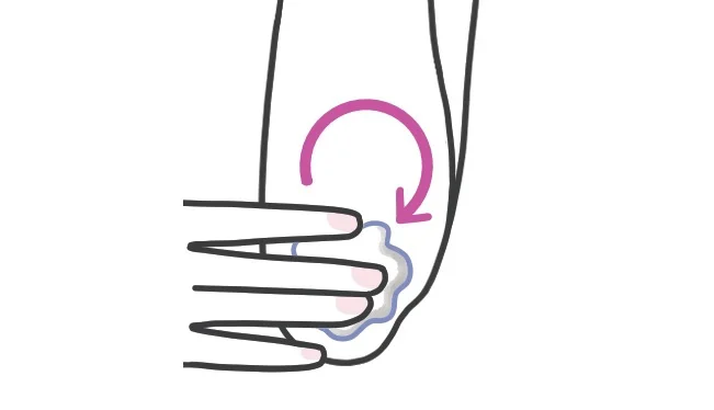 ひじで円をくるくる描くように、キメに保湿剤を塗り込む