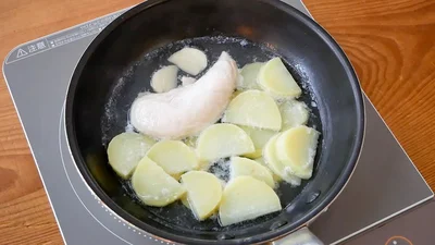 ⒈ささみとじゃがいもを茹でます