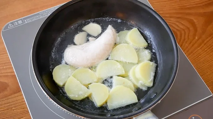 ⒈ささみとじゃがいもを茹でます