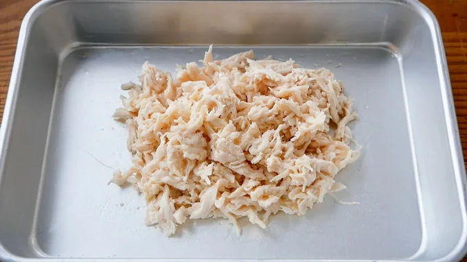 ⒉ささみをほぐします