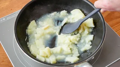 ⒊じゃがいもをつぶして、仕上げます