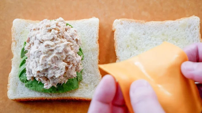 ⒉サンドイッチを組み立てます