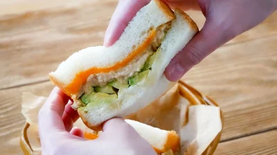 蒸気でふっくらと蒸し上がった食パンは、トーストとは全く違う表情を見せ、白くて繊細で耳までしっとりなめらか