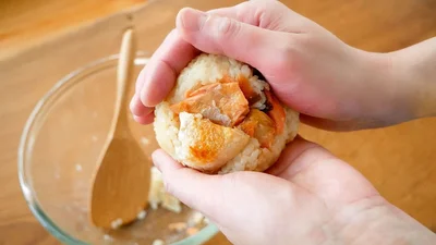 焼きおにぎりの場合は、ややしっかり目ににぎっておくと焼くときに崩れにくくなります