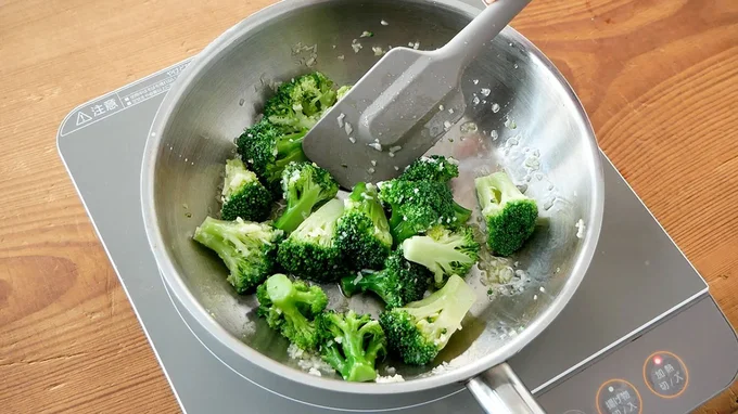 ⒈ブロッコリーを蒸し煮します