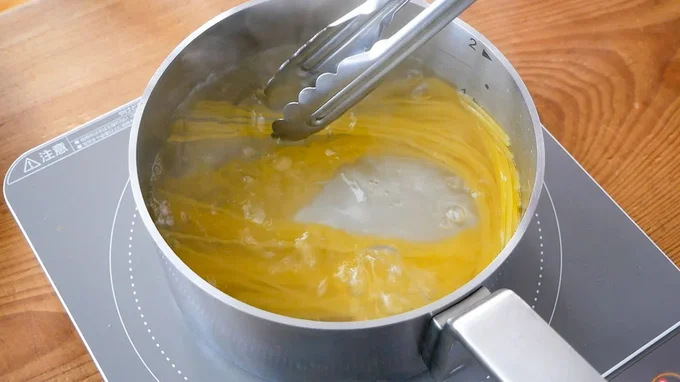 ⒉パスタを茹でます