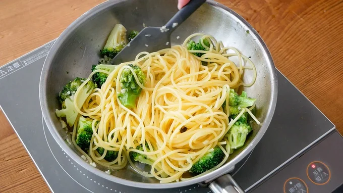 水分にとろみがついて麺につやつやとからめば、できあがり