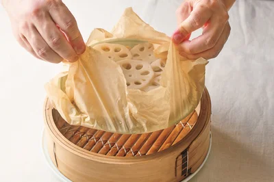 耐熱皿を使用するときはオーブン用ペーパーごと、そっと取り出そう！※熱いのでやけどに注意してください。