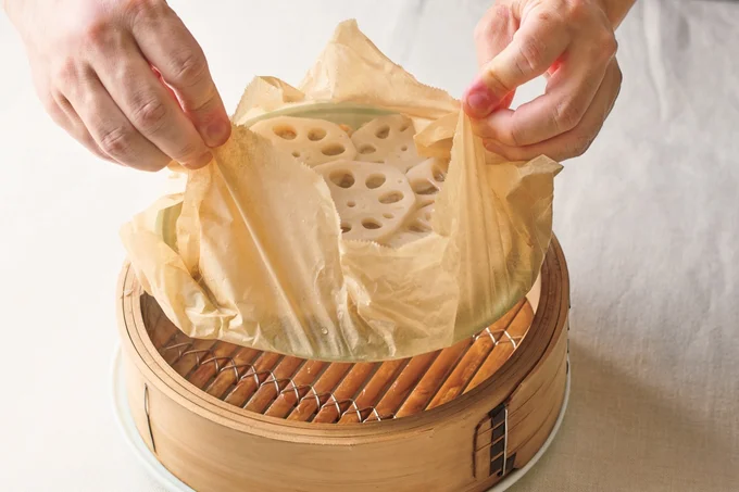 耐熱皿を使用するときはオーブン用ペーパーごと、そっと取り出そう!※熱いのでやけどに注意してください。