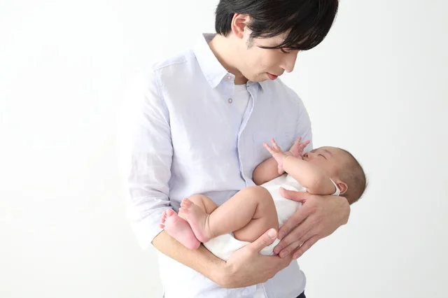 眠らせたいパパ vs 寝たくない赤ちゃんの対戦。ゆらす、歌う、背中トントン…勝敗の行方は⁉