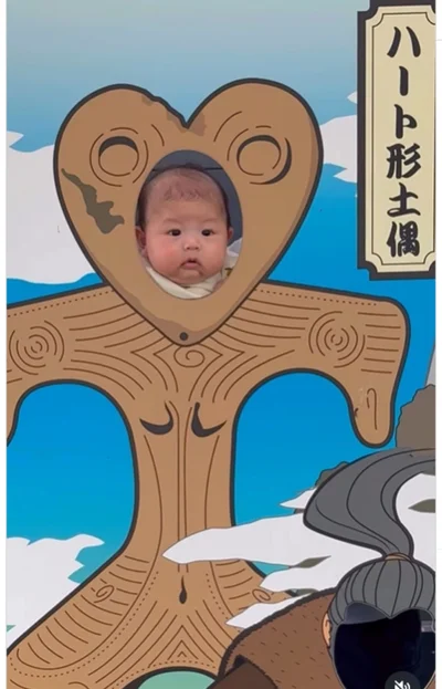 土偶に変身した壱くん▶ドキドキの離乳食デビューも！（⇒次へ）