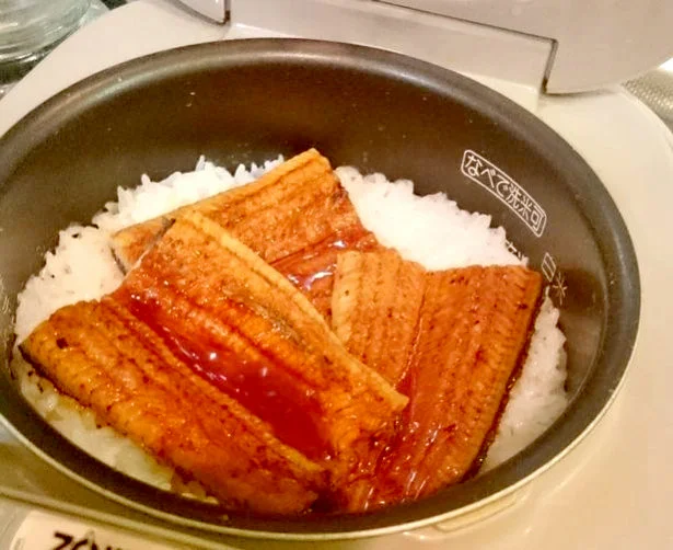 【写真を見る】ウナギはカットしてから、炊飯器へ投入