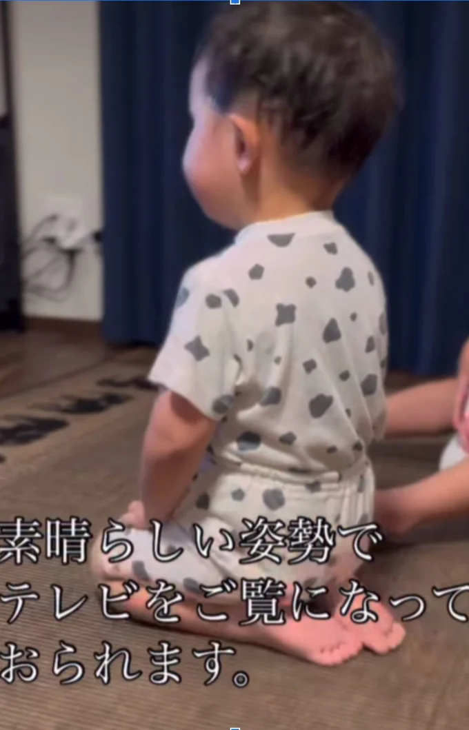 正座でテレビを見る、じんくん(⇒次へ)