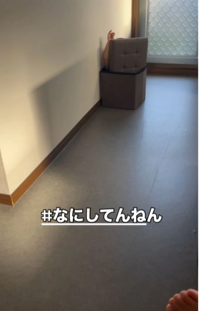 収納ボックスからチラリ▶(次画像から予想外の出来事が起こる保育士時代をおもしろおかしく描いた『保育士でこ先生6』が読めます)