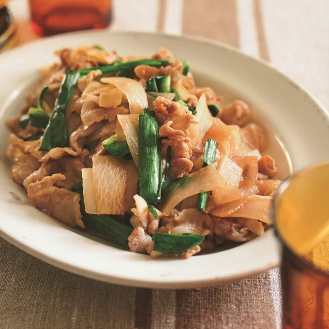 豚バラやオイスターソースのうまみ、にらの香りで食べごたえ満点「大根と豚バラのオイスター炒め」