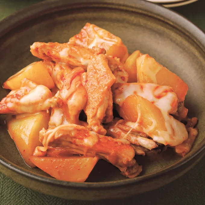 ピリ辛キムチとまろやかチーズの最強コンビ「手羽中と大根のキムチーズ煮」