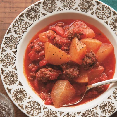 炒めて甘みを引き出した大根とトマトの酸味がバランスよし「大根とひき肉のトマト煮」